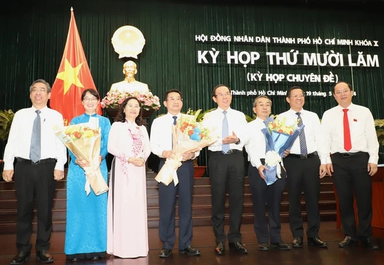 Thủ tướng Chính phủ vừa phê chuẩn kết quả bầu chức vụ Phó Chủ tịch UBND TP. Hồ Chí Minh nhiệm kỳ 2021-2026 đối với bà Trần Thị Diệu Thúy (thứ 2 từ trái sang) và ông Dương Ngọc Hải (thứ 4 từ trái sang).