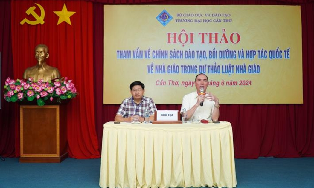 Ông Đặng Văn Bình, Phó Cục trưởng Cục Nhà giáo và Cán bộ quản lý giáo dục và đại diện Trường Đại học Cần Thơ chủ trì thảo luận. Ảnh: MOET.