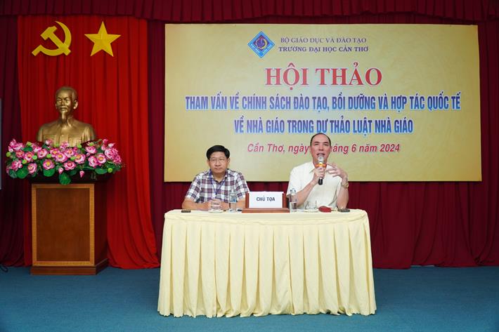 Ông Đặng Văn Bình, Phó Cục trưởng Cục Nhà giáo và Cán bộ quản lý giáo dục và đại diện Trường Đại học Cần Thơ chủ trì thảo luận. Ảnh: MOET.