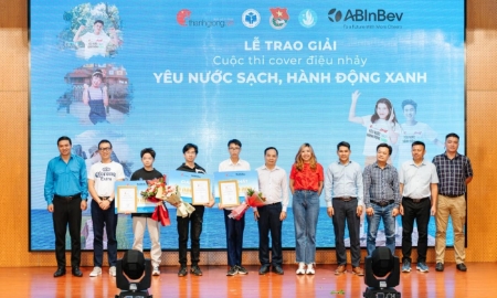 Ông Trương Văn Toàn - Giám đốc pháp Lý và Đối ngoại khu vực Đông Nam Á công ty TNHH Bia AB InBev Việt Nam cùng BTC, khách mời và thí sinh đạt giải cùng chụp hình lưu niệm.