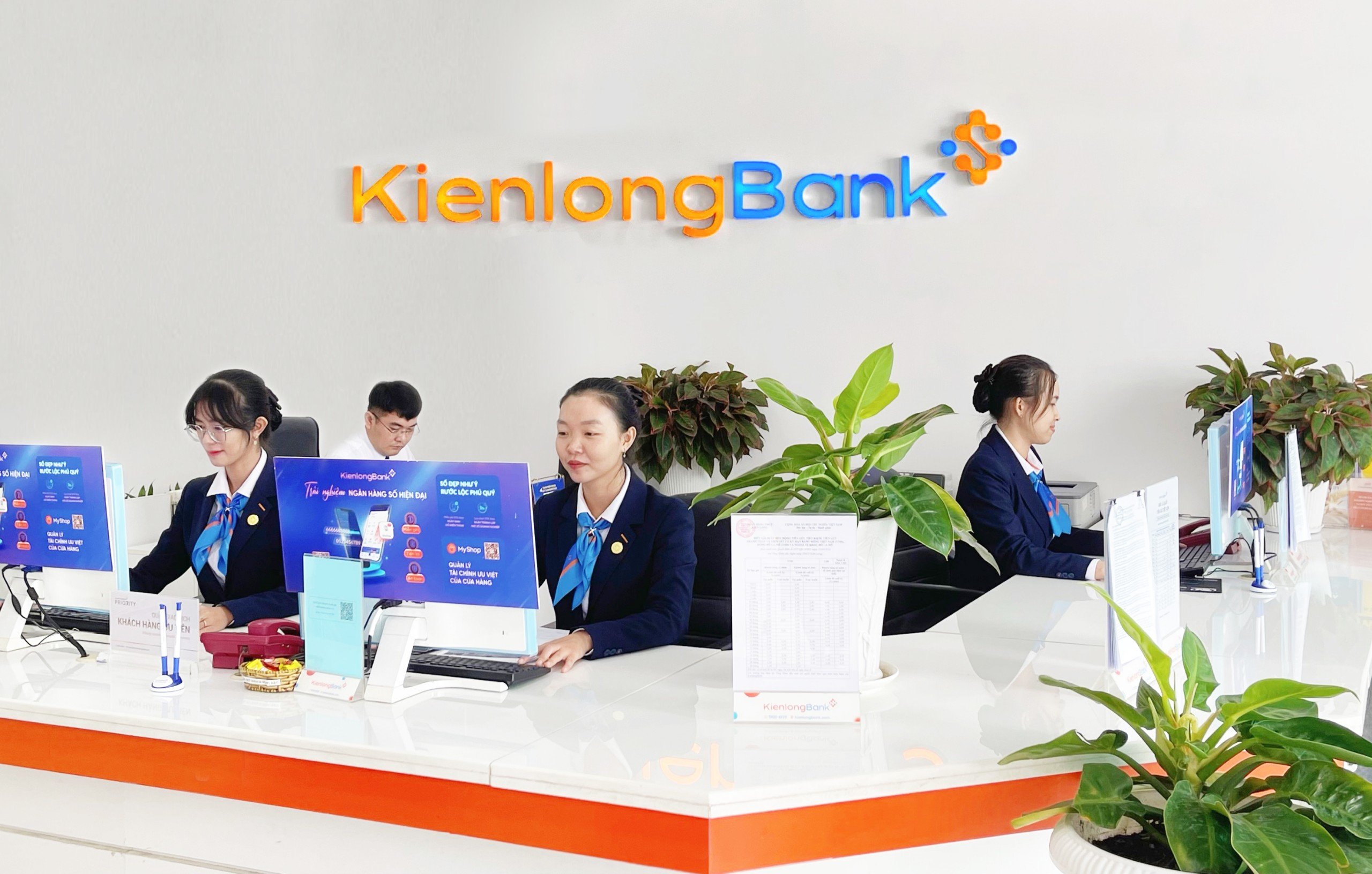 C&aacute;n bộ nh&acirc;n vi&ecirc;n KienlongBank lu&ocirc;n chủ động cập nhật th&ocirc;ng tin, n&acirc;ng cao kiến thức nghiệp vụ, đề cao cảnh gi&aacute;c, g&oacute;p phần bảo vệ t&agrave;i sản v&agrave; quyền lợi của kh&aacute;ch h&agrave;ng.
