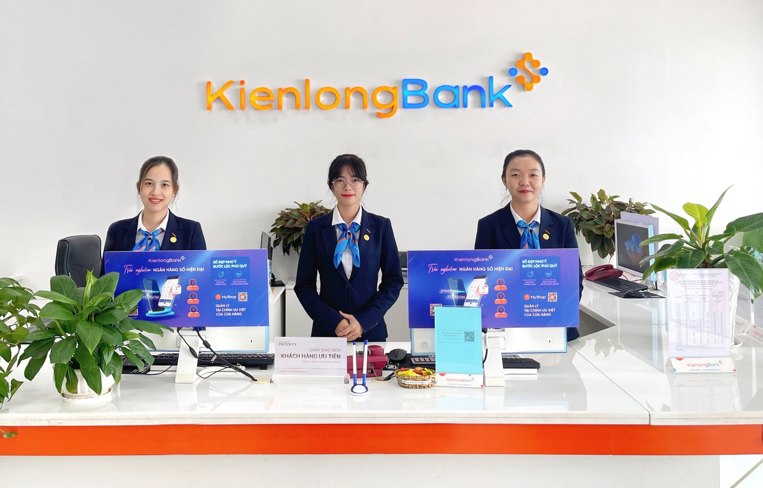 Với kinh nghiệm và kiến thức được trang bị, giao dịch viên Huỳnh Thị Minh Châu (giữa) đã phát hiện ra tình huống bất thường và hỗ trợ khách hàng tránh bị lừa đảo.
