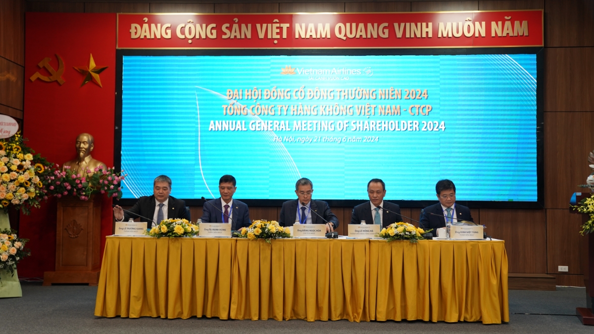 Ban chủ toạ điều h&agrave;nh đại hội đồng cổ đ&ocirc;ng năm 2024.