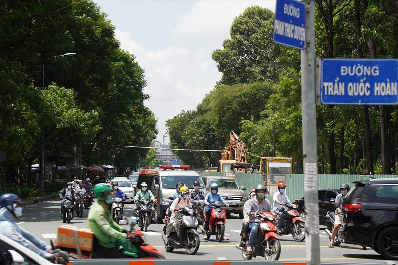 Công viên Hoàng Văn Thụ (quận Tân Bình) đã bị cắt khoảng 1.600 m2 đất cùng 300 cây xanh bị di dời, đốn hạ để triển khai dự án cửa ngõ sân bay Tân Sơn Nhất.