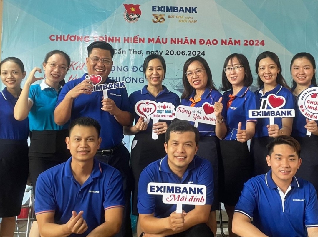 Cán bộ, nhân viên Eximbank khu vực Cần Thơ tham gia hiến máu tại sự kiện.