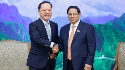 PM Chinh hosts reception for Samsung Chief Financial Officer