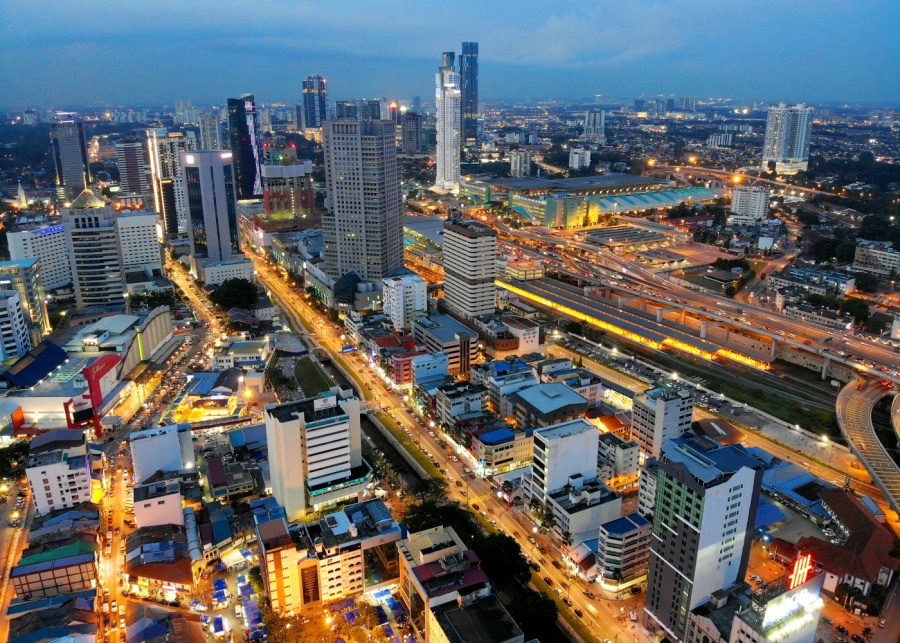 Johor Bahru thuộc bang Johor (Malaysia) là thành phố nằm giáp ranh biên giới Singapore.