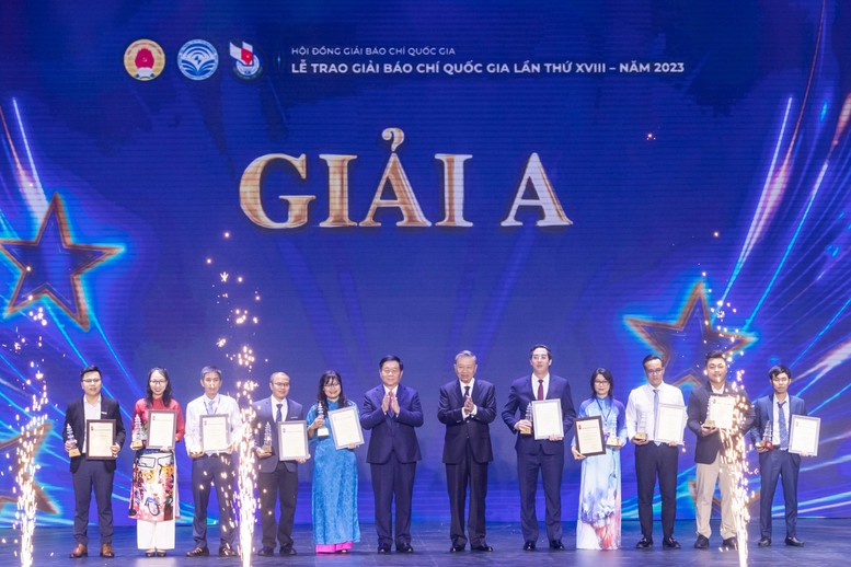 Chủ tịch nước Tô Lâm và Trưởng Ban Tuyên giáo Trung ương Nguyễn Trọng Nghĩa trao giải A cho các tác giả, đại diện nhóm tác giả đoạt giải. Ảnh: VGP.