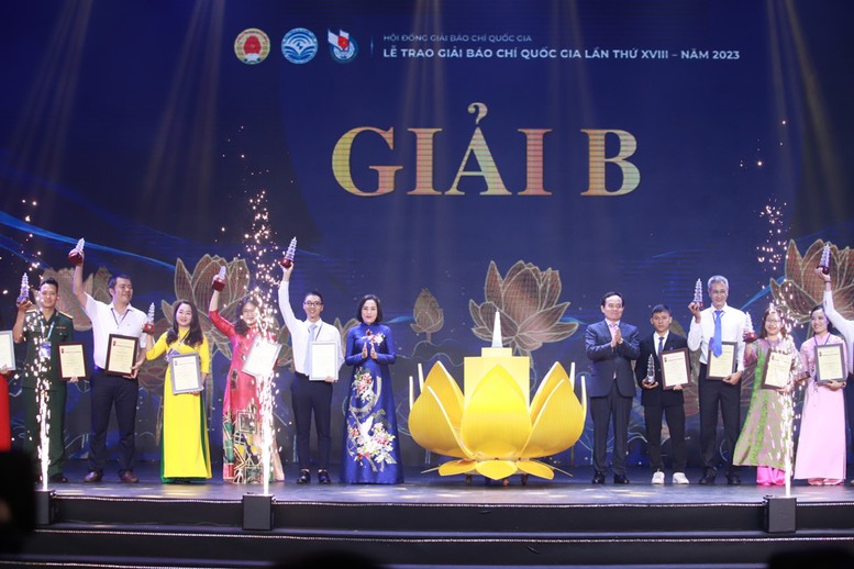 Phó Thủ tướng Chính phủ Trần Lưu Quang và Phó Chủ tịch Quốc hội Nguyễn Thị Thanh trao giải B cho các tác giả, đại diện nhóm tác giả đoạt giải. Ảnh: VGP.