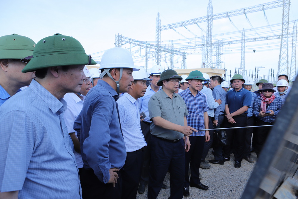 Thủ tướng Ch&iacute;nh phủ Phạm Minh Ch&iacute;nh kiểm tra tiến độ thi c&ocirc;ng Trạm biến &aacute;p 500 kV Thanh H&oacute;a tại x&atilde; Thiệu Ph&uacute;c, huyện Thiệu H&oacute;a.