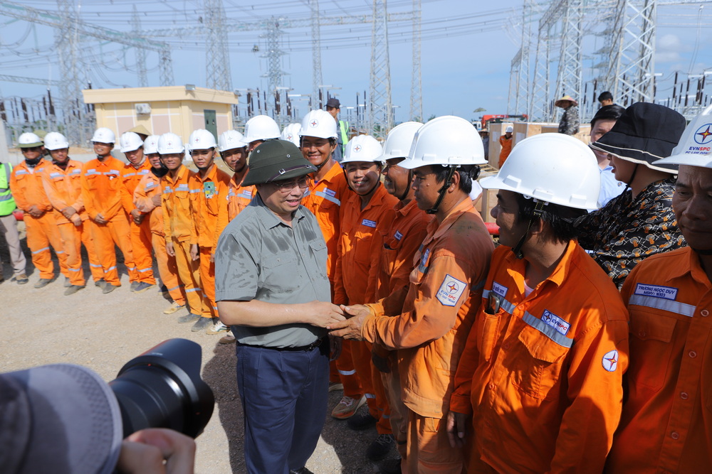 Thủ tướng Chính phủ động viên cán bộ, công nhân đang thi công trên công trường