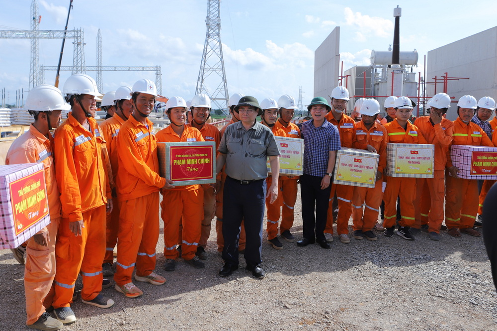 Thủ tướng cũng đề nghị cấp ủy, chính quyền, tổ chức đoàn thể thường xuyên động viên, tặng các sản phẩm địa phương quyên góp cho cán bộ, công nhân trên công trường. Các đơn vị nỗ lực vượt mọi khó khăn, tranh thủ thi công “3 ca, 4 kíp”, nỗ lực đưa công trình về đích đúng tiến độ.