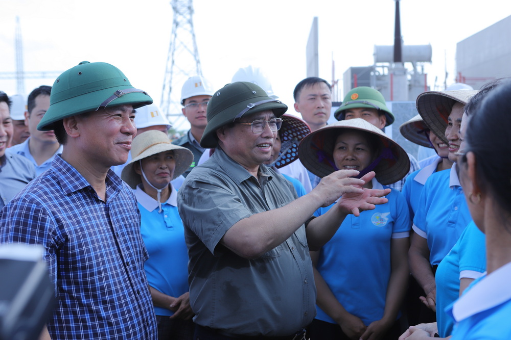 Thủ tướng Chính phủ thăm, nói chuyện với các tổ chức đoàn thể đến tặng quà cho công nhân trên công trường.