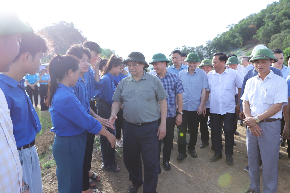 Thủ tướng cũng cho rằng cần đưa thêm lực lượng đoàn viên Thanh niên Cộng sản Hồ Chí Minh vào hỗ trợ công trình. Qua công trình này, Nhân dân sẽ càng hiểu và ấn tượng hơn với hình ảnh cán bộ, công nhân ngành Điện, ngành Xây dựng ngày đêm lao động trên công trường.