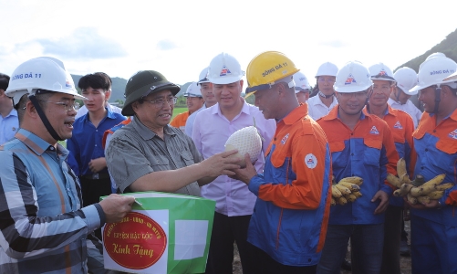 Thủ tướng thăm, động viên công nhân thi công Dự án Đường dây 500kV mạch 3