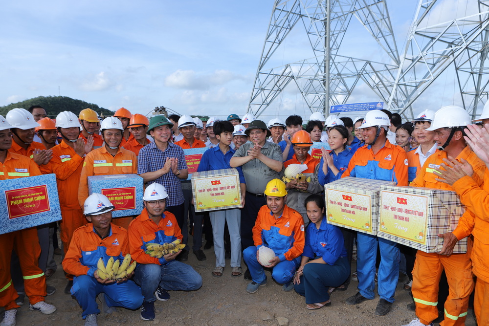 Thay mặt Chính phủ, Thủ tướng cảm ơn đội ngũ cán bộ, kỹ sư, công nhân các đơn vị của ngành Điện trên khắp mọi miền đất nước đã về hỗ trợ công trình. Thủ tướng mong các đơn vị làm việc với tinh thần “vượt nắng, thắng mưa”, “chỉ bàn làm, không bàn lùi” để công trình được hoàn thành vào ngày 28/6.