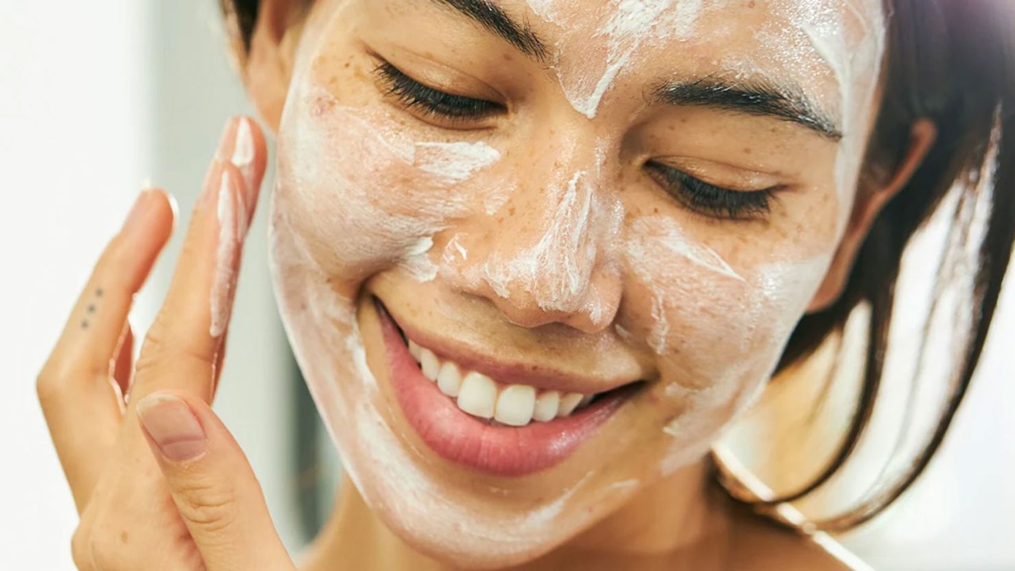 Tẩy da chết cường độ mạnh như peel da hóa học cũng có thể góp phần vào việc giảm bớt nám da.
