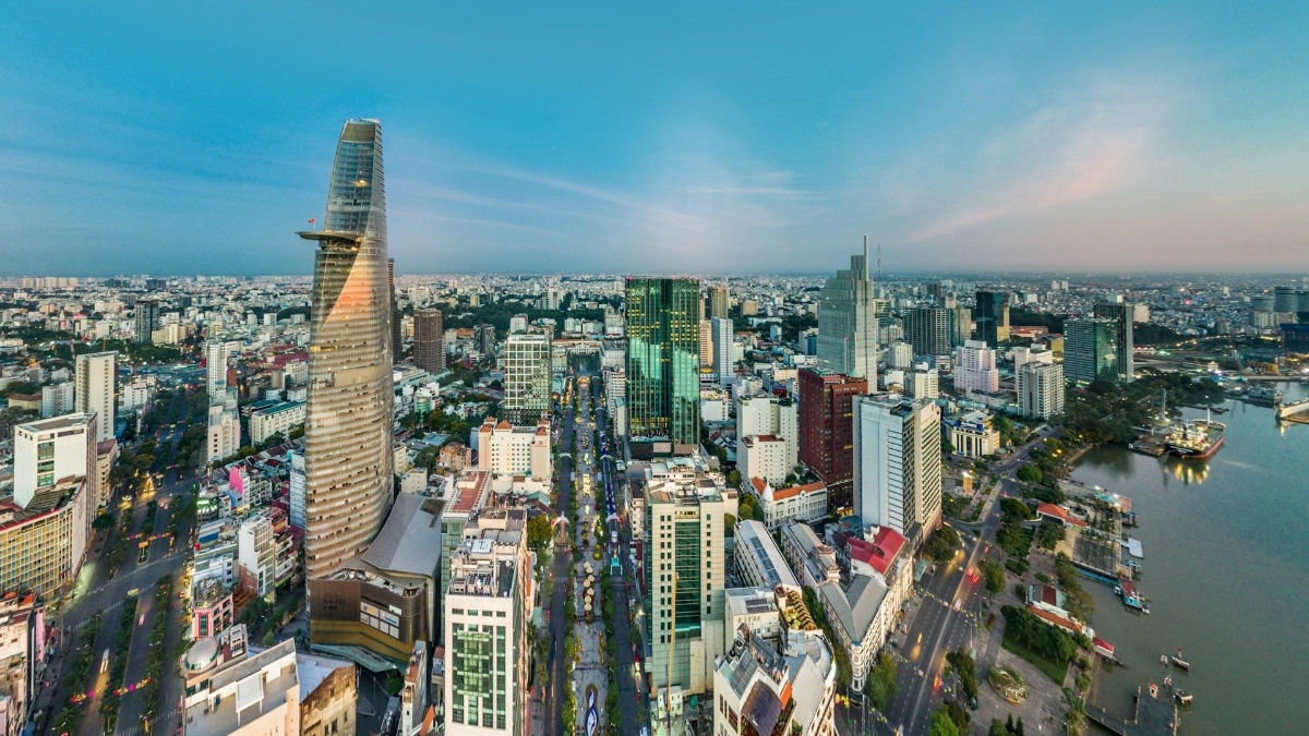 Một góc trung tâm quận 1, TP.HCM - nơi dày đặc những toà cao ốc, thiếu vắng không gian xanh. (Ảnh: Unsplash).