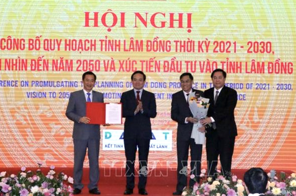 Phó Thủ tướng Trần Lưu Quang trao Quyết định phê duyệt Quy hoạch tỉnh Lâm Đồng thời kỳ 2021 - 2030, tầm nhìn đến 2050.