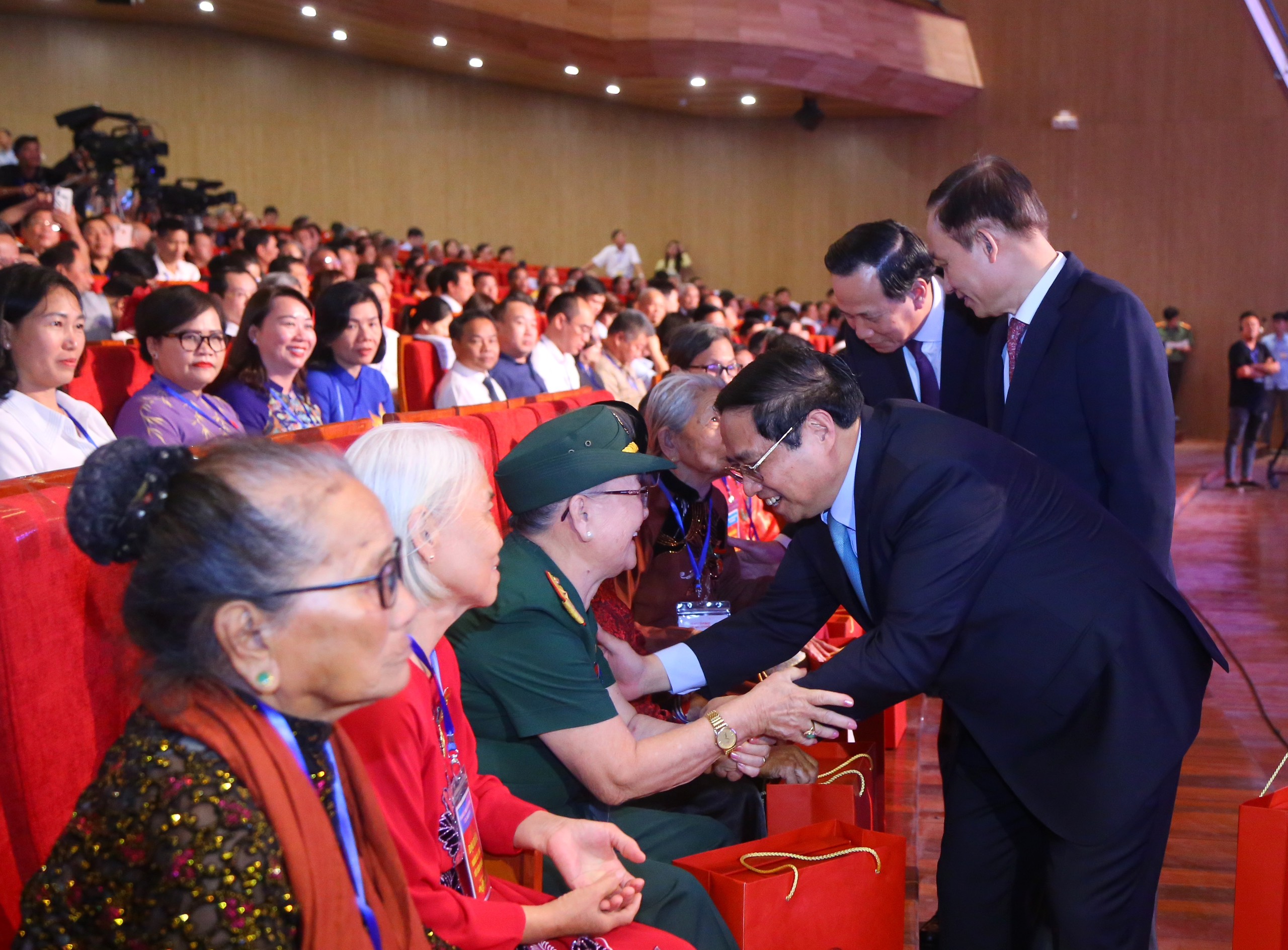 Thủ tướng Phạm Minh Ch&iacute;nh thăm hỏi c&aacute;c Mẹ Việt Nam Anh h&ugrave;ng dự Hội nghị biểu dương người c&oacute; c&ocirc;ng với c&aacute;ch mạng ti&ecirc;u biểu to&agrave;n quốc năm 2023. Ảnh: MOLISA.