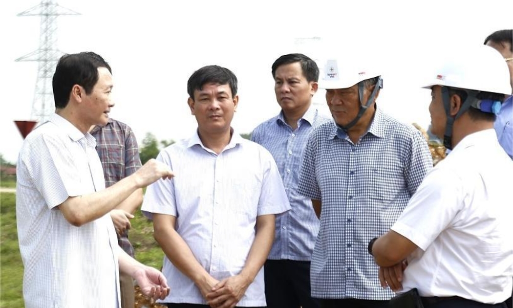 Chủ tịch UBND tỉnh Thanh Hóa Đỗ Minh Tuấn kiểm tra thi công dự án đường dây 500kV mạch 3 thời điểm tháng 5 vừa qua. Ảnh Phong Sắc