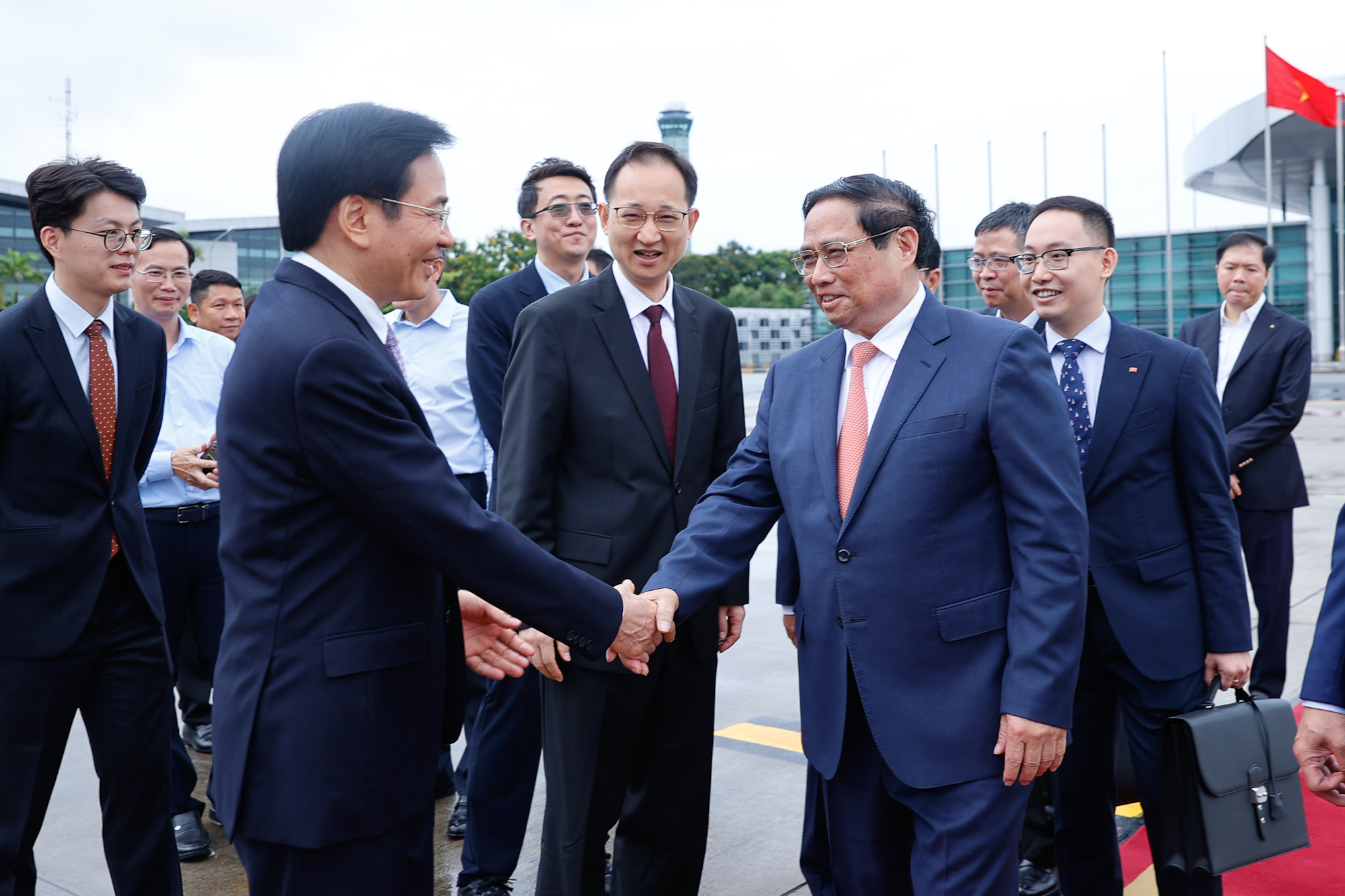 Bộ trưởng, Chủ nhiệm VPCP Trần Văn Sơn tiễn Thủ tướng Phạm Minh Chính tại Sân bay quốc tế Nội Bài - Ảnh: VGP