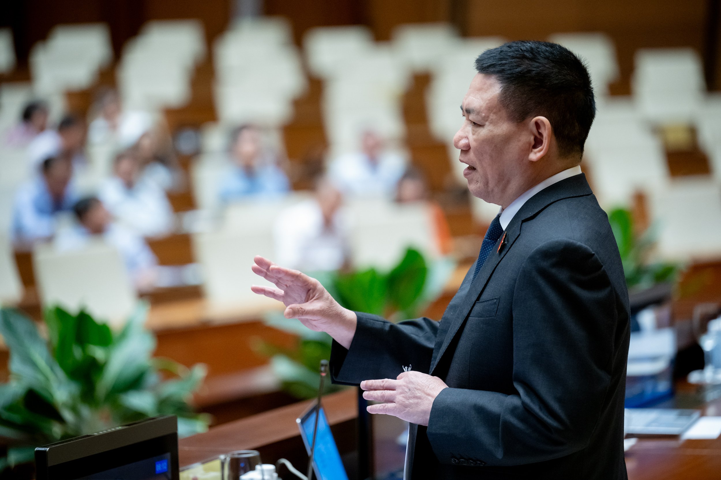 Bộ trưởng Bộ T&agrave;i ch&iacute;nh Hồ Đức Phớc giải tr&igrave;nh, l&agrave;m r&otilde; m&ocirc;̣t s&ocirc;́ vấn đề đại biểu Quốc hội n&ecirc;u. Ảnh: Quochoi.vn.