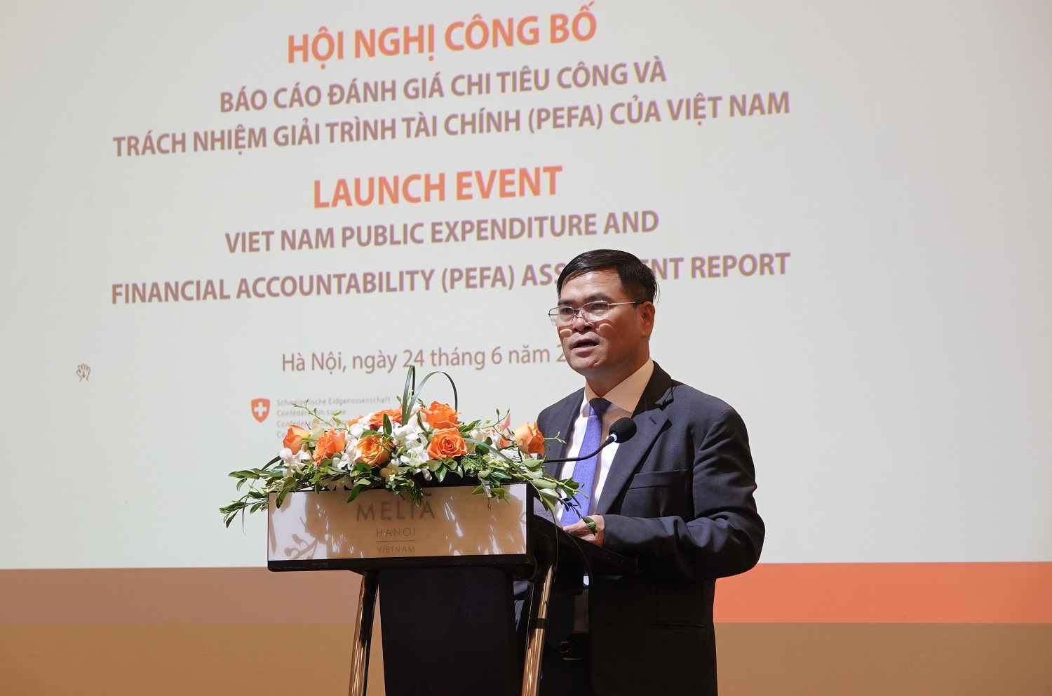 Thứ trưởng Bộ T&agrave;i ch&iacute;nh Bùi Văn Khắng&nbsp;ph&aacute;t biểu tại hội nghị.