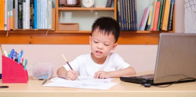 Tốc độ ứng dụng c&ocirc;ng nghệ v&agrave; thời gian sử dụng thiết bị điện tử của học sinh (ảnh hưởng ti&ecirc;u cực đến sức khỏe) cũng l&agrave; một trở ngại với sự ph&aacute;t triển của Edtech