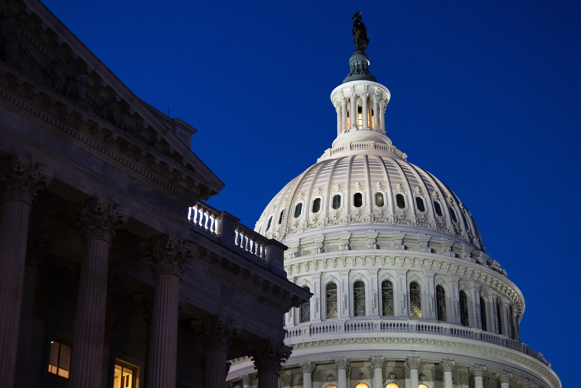 Nóc toà nhà Quốc hội Mỹ ở Capitol Hill, Washington DC - Ảnh: Bloomberg.