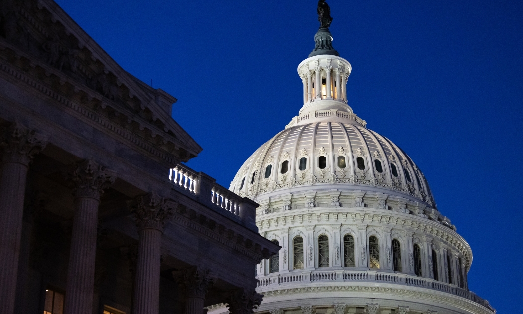 Nóc toà nhà Quốc hội Mỹ ở Capitol Hill, Washington DC - Ảnh: Bloomberg.