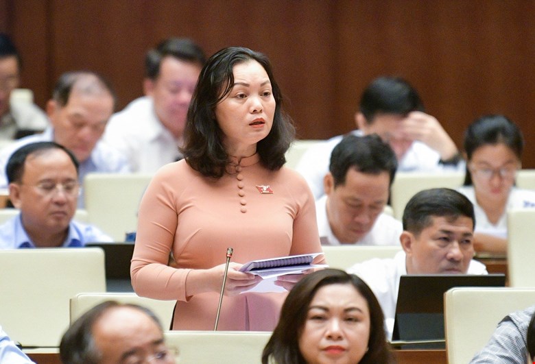 Đại biểu Huỳnh Thị Ph&uacute;c, đo&agrave;n B&agrave; Rịa- Vũng T&agrave;u, đề nghị Ban soạn thảo c&acirc;n nhắc xem x&eacute;t c&oacute; giải ph&aacute;p ph&ugrave; hợp đối với h&agrave;nh vi mua b&aacute;n thai nhi đang trong bụng mẹ trước t&igrave;nh h&igrave;nh mua b&aacute;n đang diễn ra c&agrave;ng phức tạp v&agrave; tinh vi.