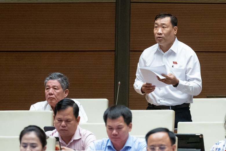 Đại biểu Thạch Phước B&igrave;nh, đo&agrave;n Tr&agrave; Vinh.