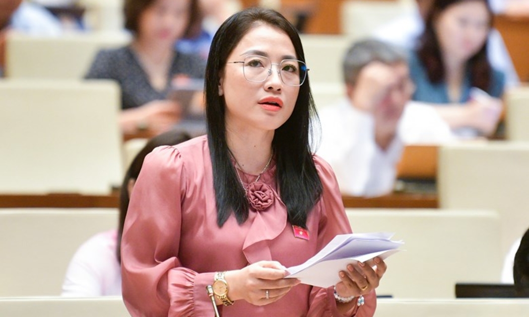 Đại biểu Trần Khánh Thu, đoàn Thái Bình thảo luận tại hội trường ngày 24/6.