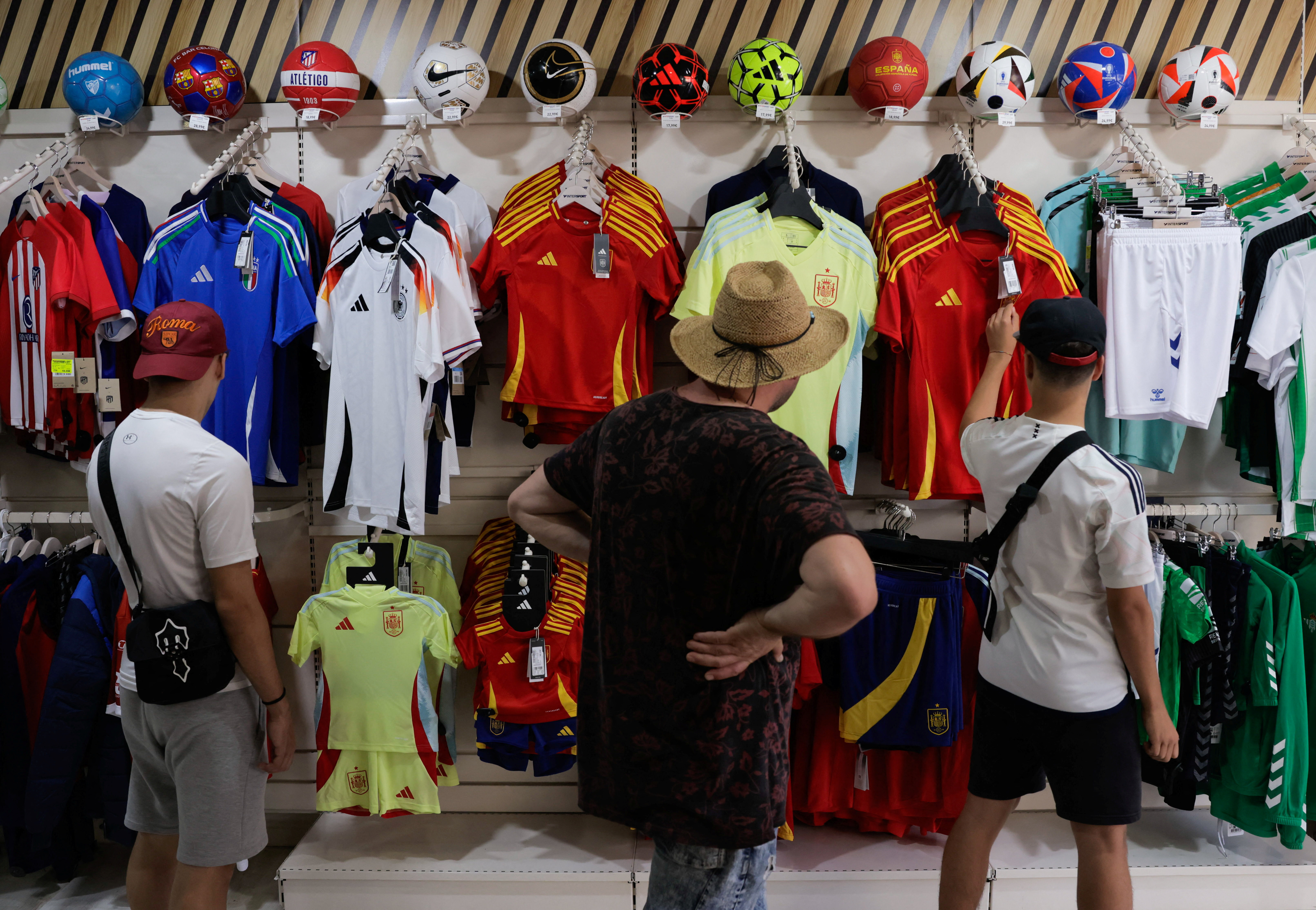 C&aacute;c nh&agrave; b&aacute;n lẻ ở Anh mong đợi c&oacute; thể ch&agrave;o đ&oacute;n 23,6 triệu người mua sắm đến cửa h&agrave;ng, mang lại doanh thu 2,1 tỷ bảng Anh.