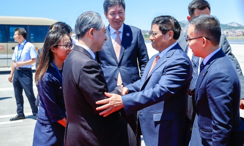 Thủ tướng tới Đại Liên, bắt đầu tham dự Hội nghị WEF và làm việc tại Trung Quốc