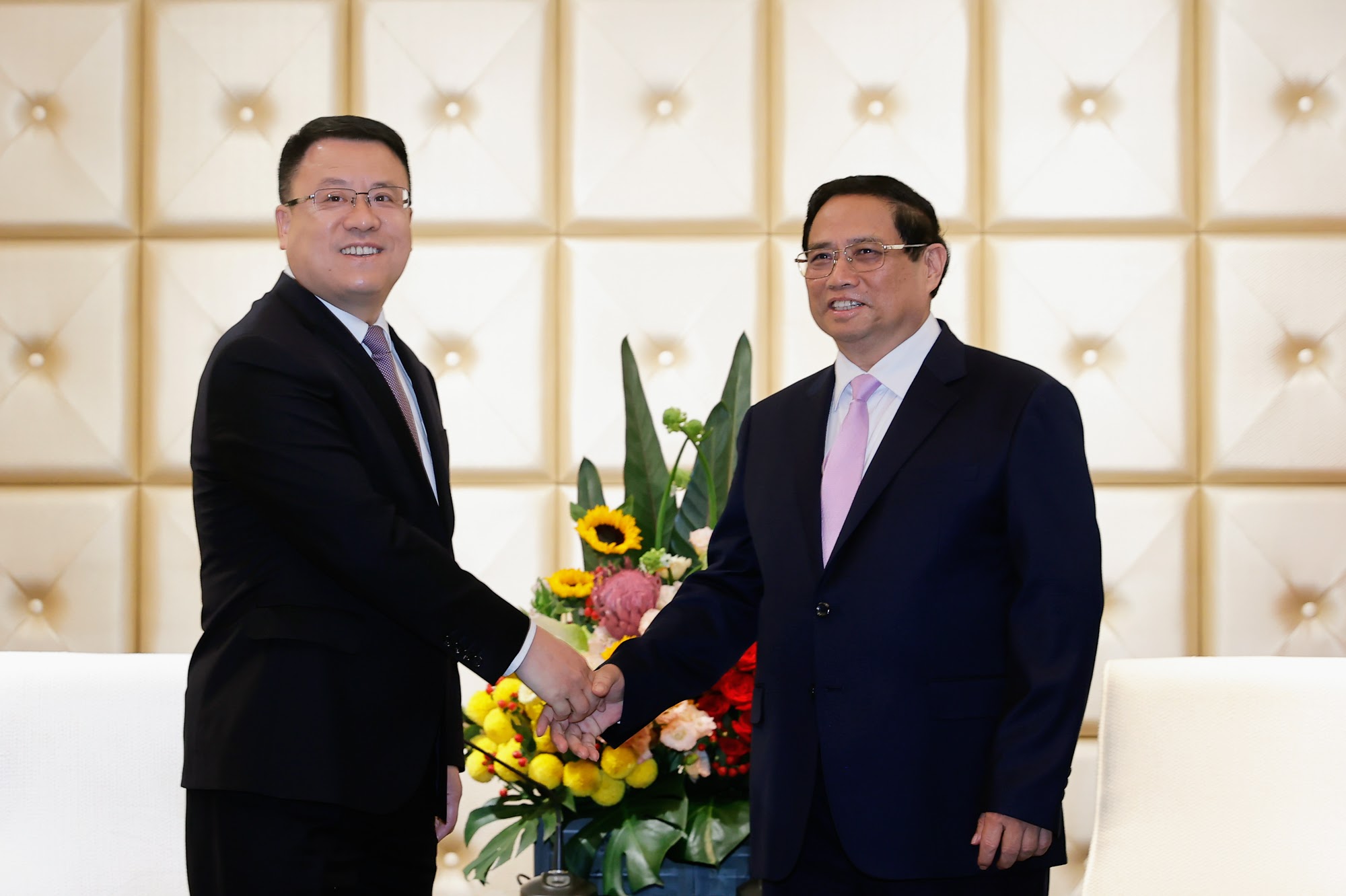 Thủ tướng Phạm Minh Chính và ông Vương Tiểu Quân, Phó Chủ tịch Tập đoàn Xây dựng Điện lực Trung Quốc - Ảnh: VG