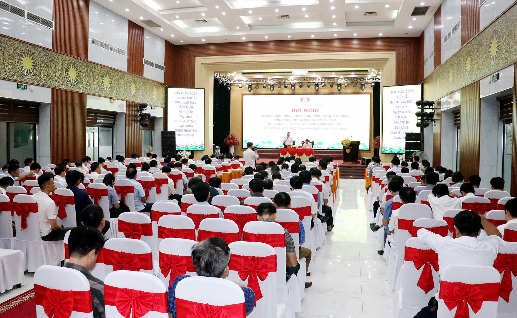 To&agrave;n cảnh hội nghị.