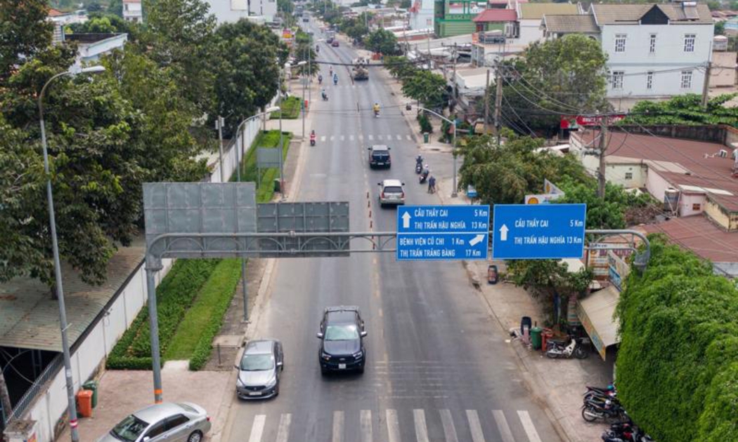 Các huyện ngoại thành TP.HCM không lên thành phố trước năm 2030. Trong ảnh: Quốc lộ 22 qua hai huyện Hóc Môn và Củ Chi.