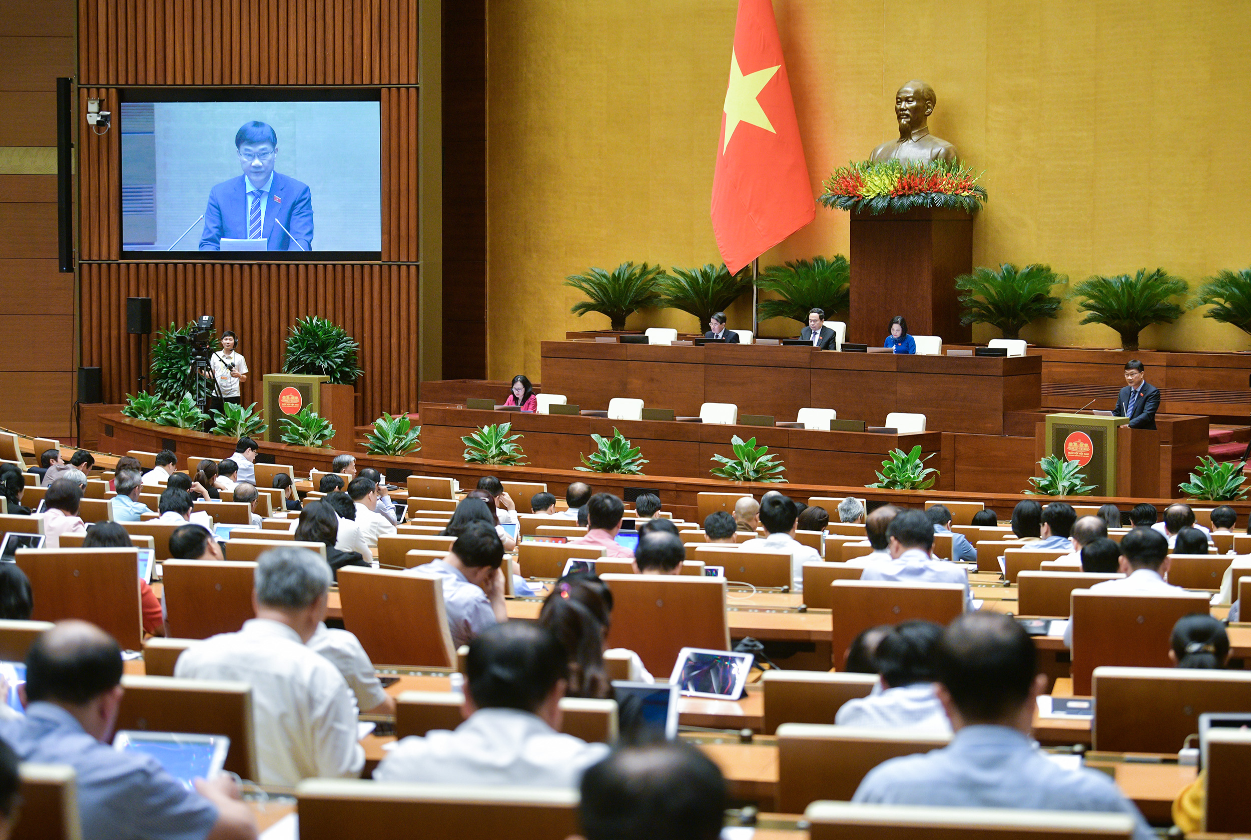 Ông Vũ Hồng Thanh, Quốc hội nghe Chủ nhiệm Ủy ban Kinh tế của Quốc hội, trình bày báo cáo thẩm tra. Ảnh: Quochoi.vn.