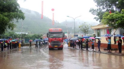 Vietnam-China border gate pair opens