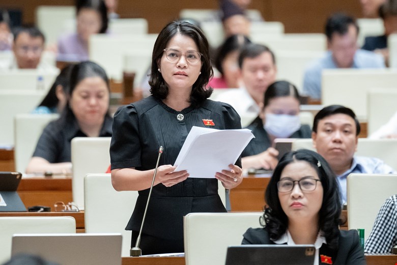 Đại biểu Nguyễn Ho&agrave;ng Bảo Tr&acirc;n, đo&agrave;n B&igrave;nh Dương