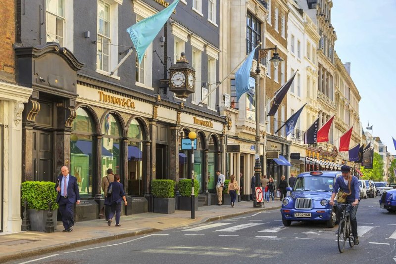 C&aacute;c doanh nghiệp đang dần phải thay đổi c&aacute;ch tiếp cận v&agrave; dịch vụ kh&aacute;ch h&agrave;ng để thu h&uacute;t những người ti&ecirc;u d&ugrave;ng đang lo lắng.