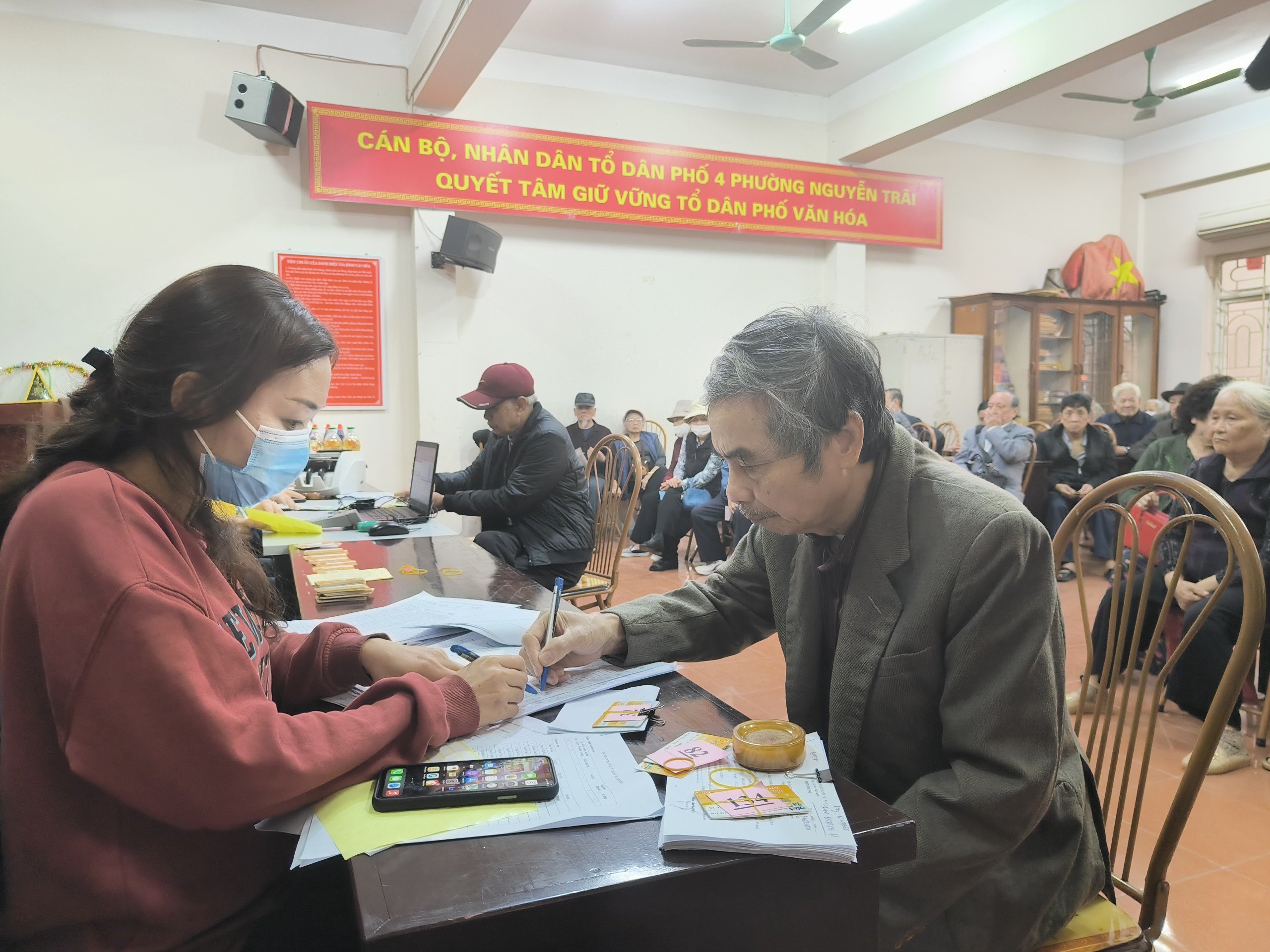 Người hưởng nhận lương hưu, trợ cấp tại H&agrave; Nội.