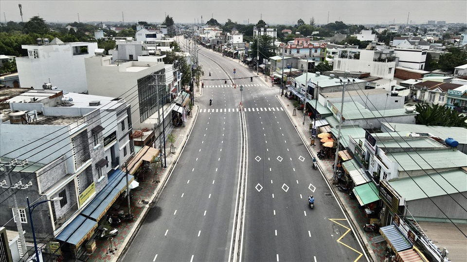 C&aacute;c huyện Cần Giờ, Củ Chi, B&igrave;nh Ch&aacute;nh, H&oacute;c M&ocirc;n v&agrave; Nh&agrave; B&egrave; sẽ được đầu tư hạ tầng, ph&aacute;t triển th&agrave;nh những đ&ocirc; thị loại III . Trong ảnh: Đường Đặng Th&uacute; Vịnh, B&igrave;nh Ch&aacute;nh. Ảnh: Anh T&uacute;.