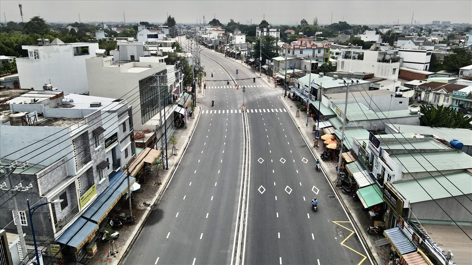 Các huyện Cần Giờ, Củ Chi, Bình Chánh, Hóc Môn và Nhà Bè sẽ được đầu tư hạ tầng, phát triển thành những đô thị loại III . Trong ảnh: Đường Đặng Thú Vịnh, Bình Chánh. Ảnh: Anh Tú.