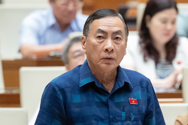 Đại biểu Phạm Văn H&ograve;a, đo&agrave;n Đồng Th&aacute;p.