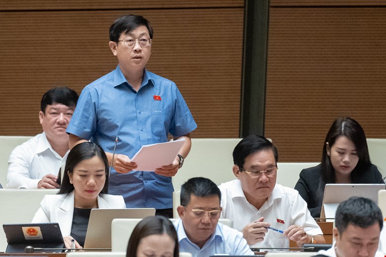 Đại biểu Nguyễn Hữu Thông, đoàn Bình Thuận.