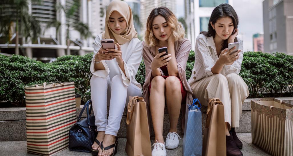 Thay vì mua sắm theo phong trào, giới trẻ đang hướng đến việc mua sắm thông minh.
