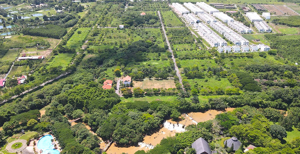 Dự án Khu dân cư mật độ thấp và du lịch sinh thái Giang Điền lấy sông Buông và thác Giang Điền làm trung tâm.